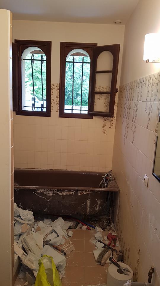 Salle de bains avant rénovation, avec baignoire ancienne